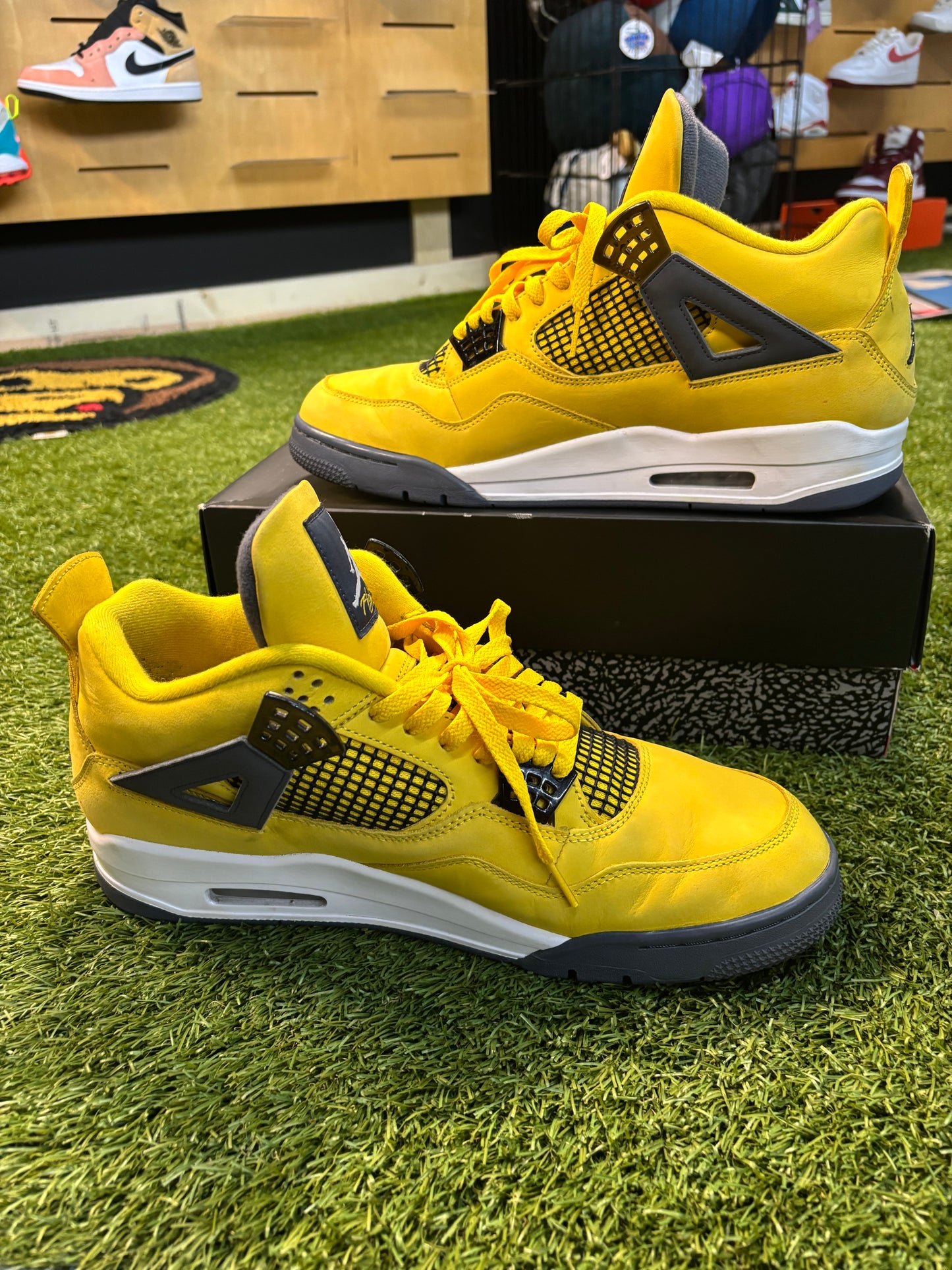 Jordan retro 4 lightning