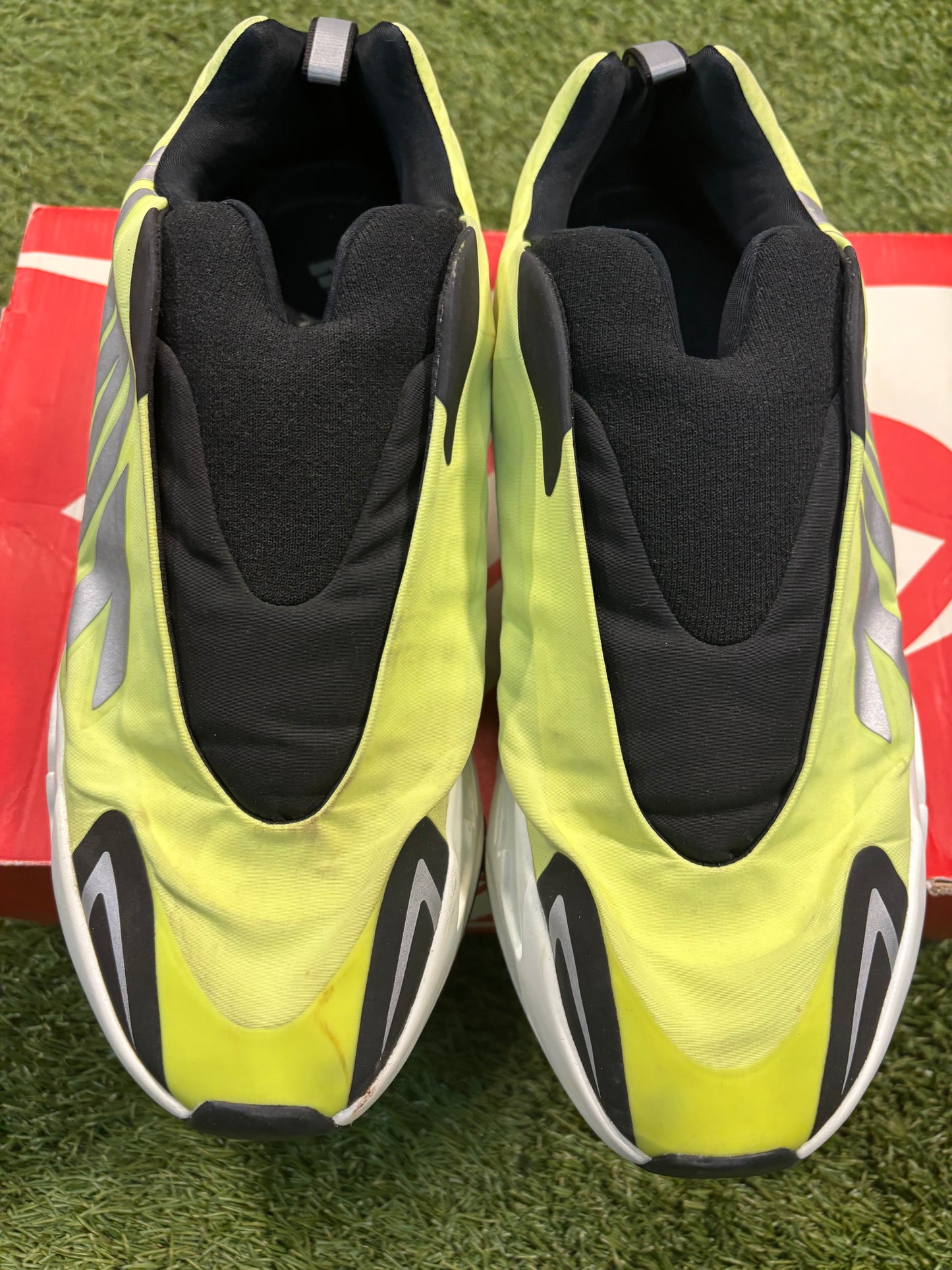 Adidas Yeezy boost 700 MNVN Laceless phosphor size 11