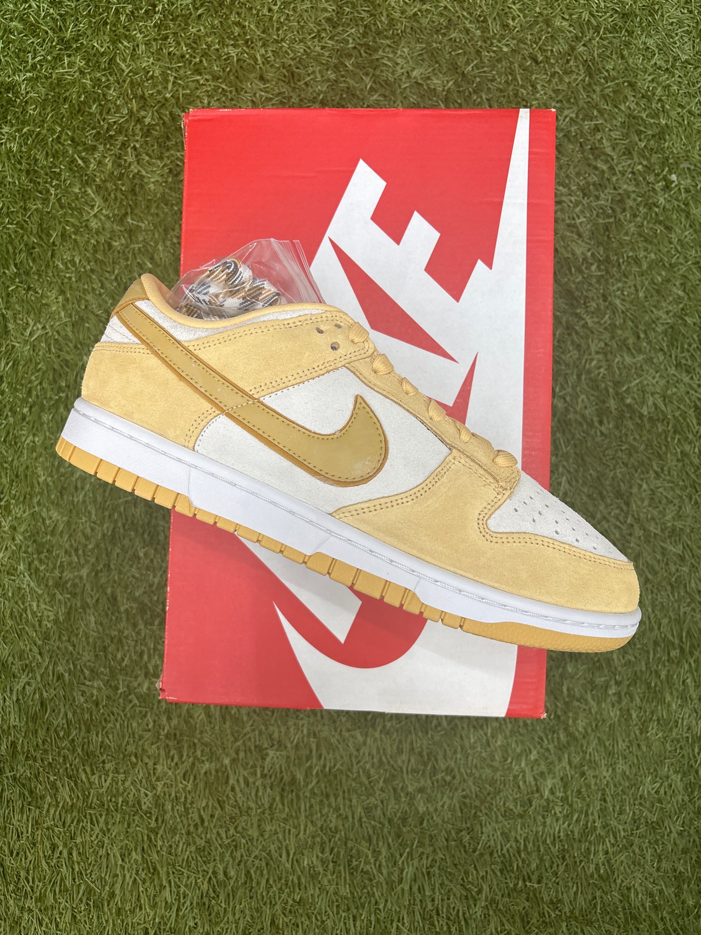 Nike dunk low celestial gold size 10 w/8.5m