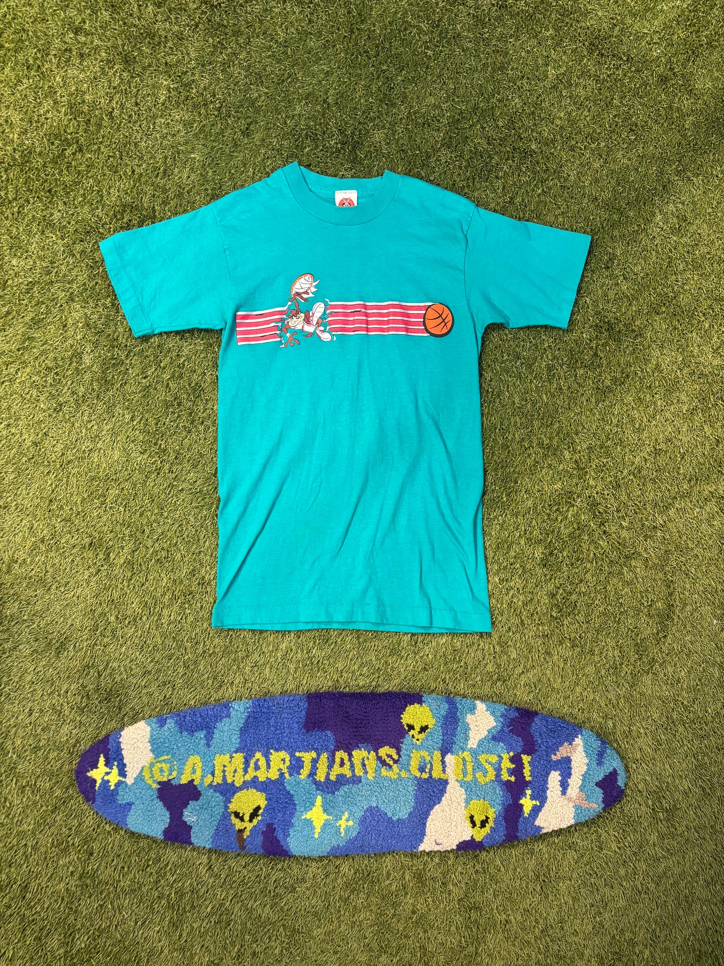 Vintage 1998 Looney Tunes Tasmanian Devil Basketball Tee