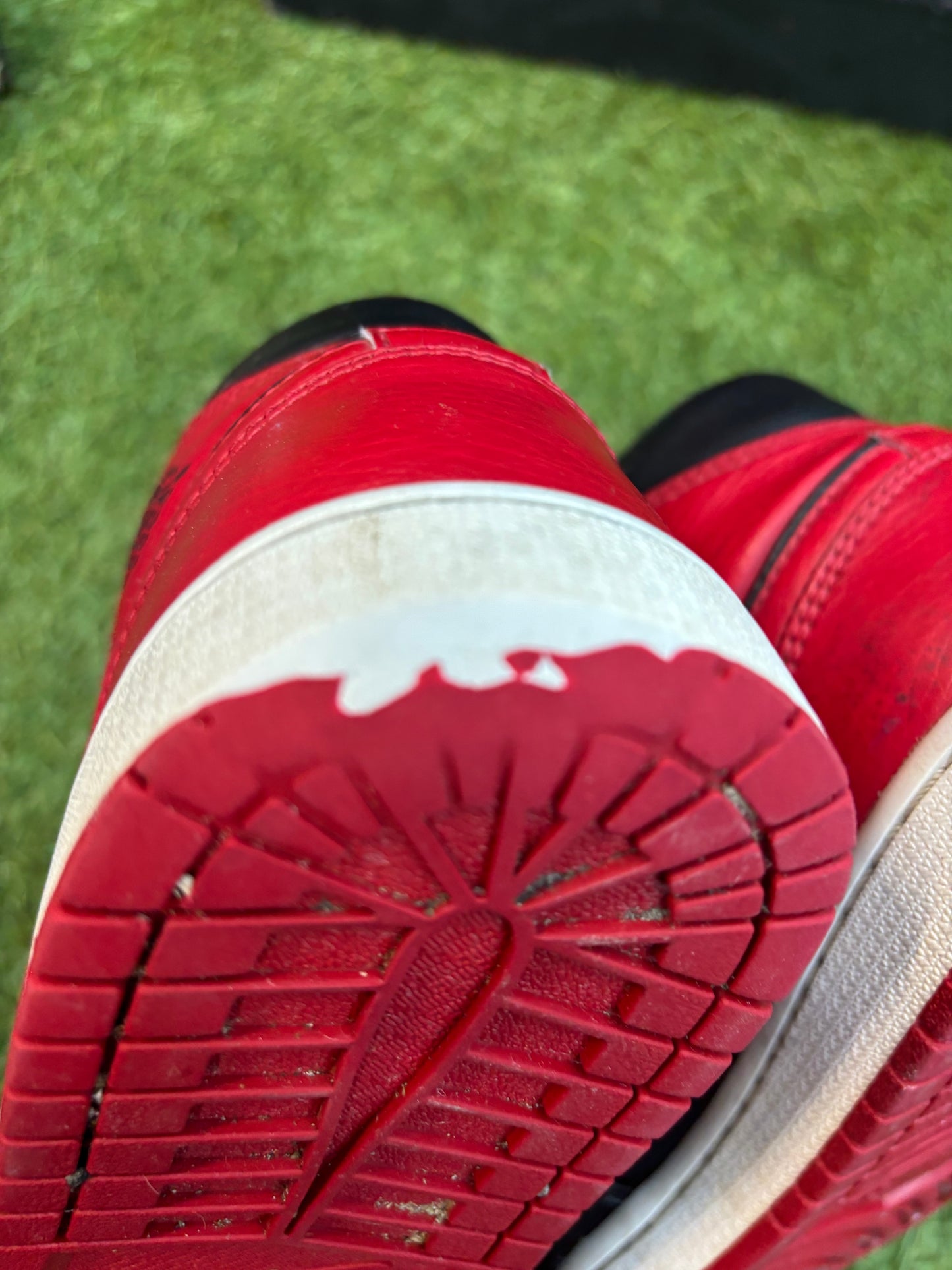 Jordan retro 1 red toe