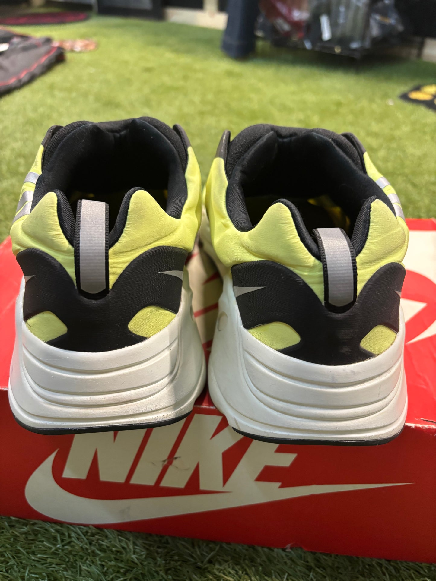 Adidas Yeezy boost 700 MNVN Laceless phosphor size 11