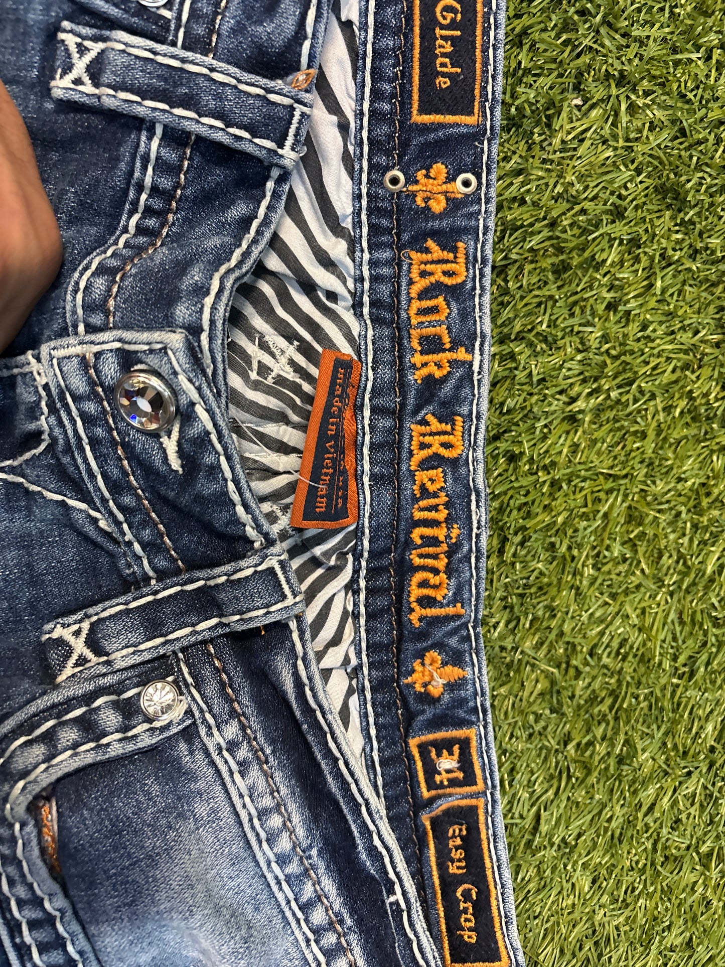 Woman’s Y2K rock revival cropped jeans