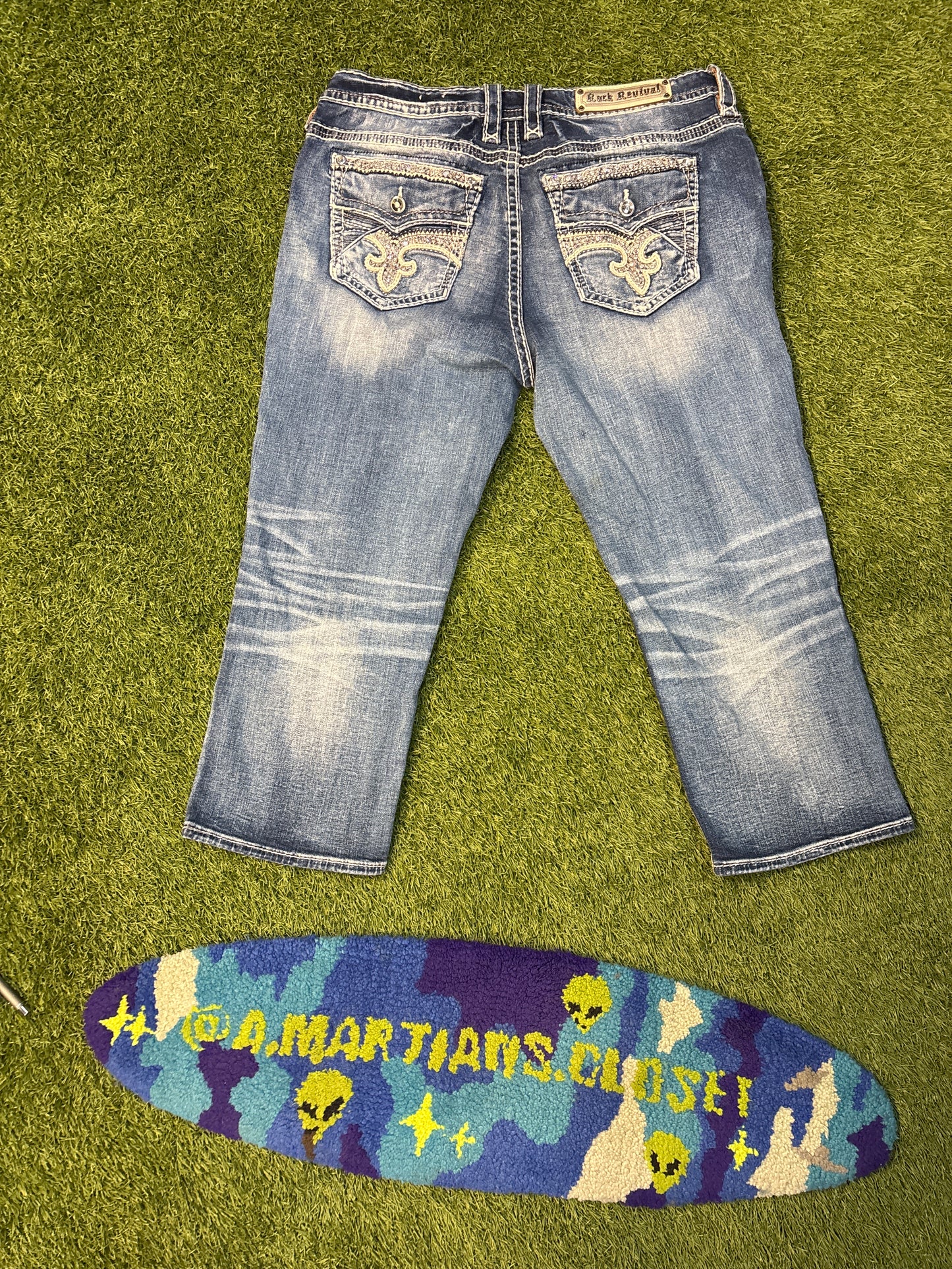 Woman’s Y2K rock revival cropped jeans