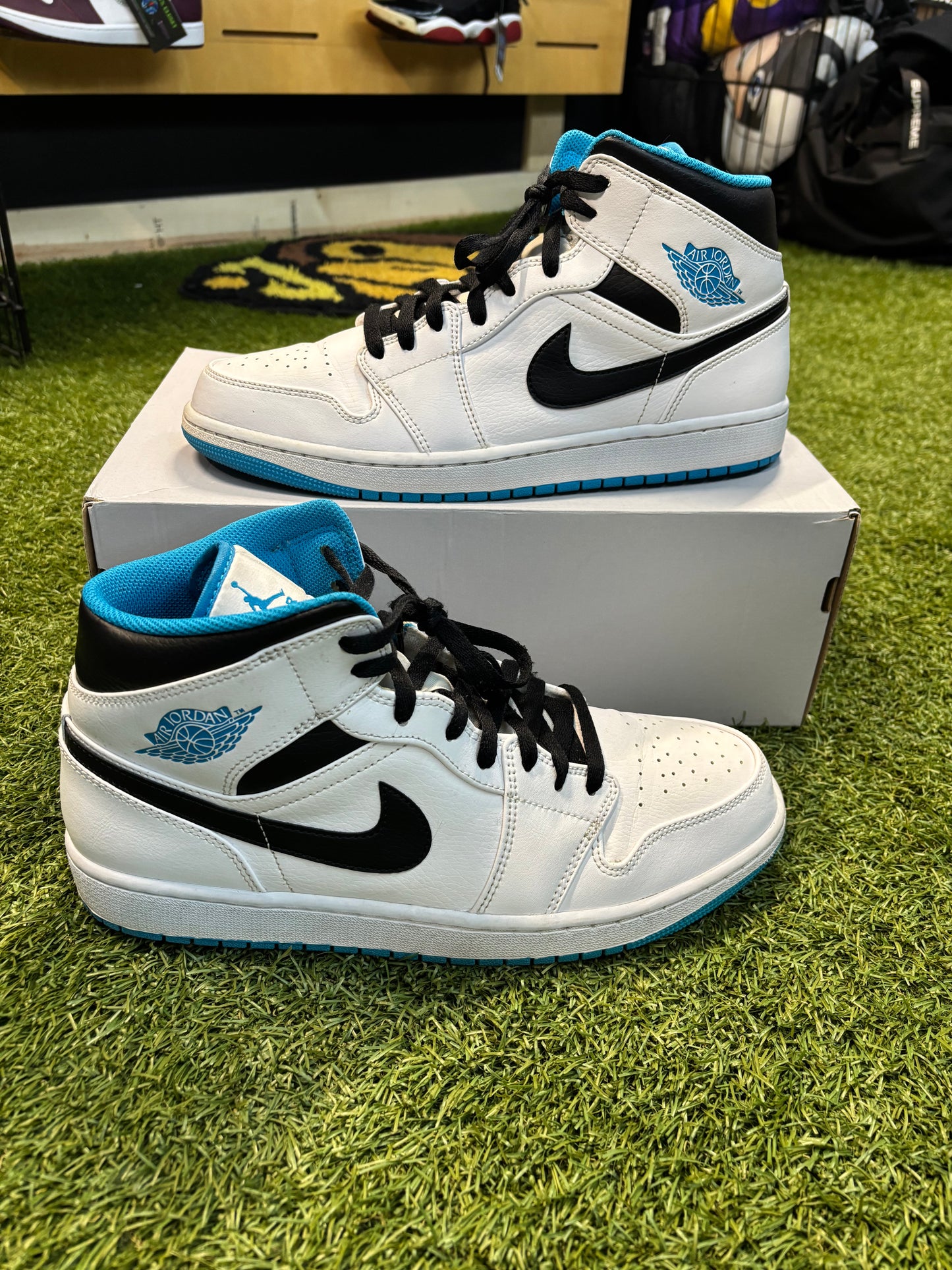 Jordan 1 mid “laser blue”