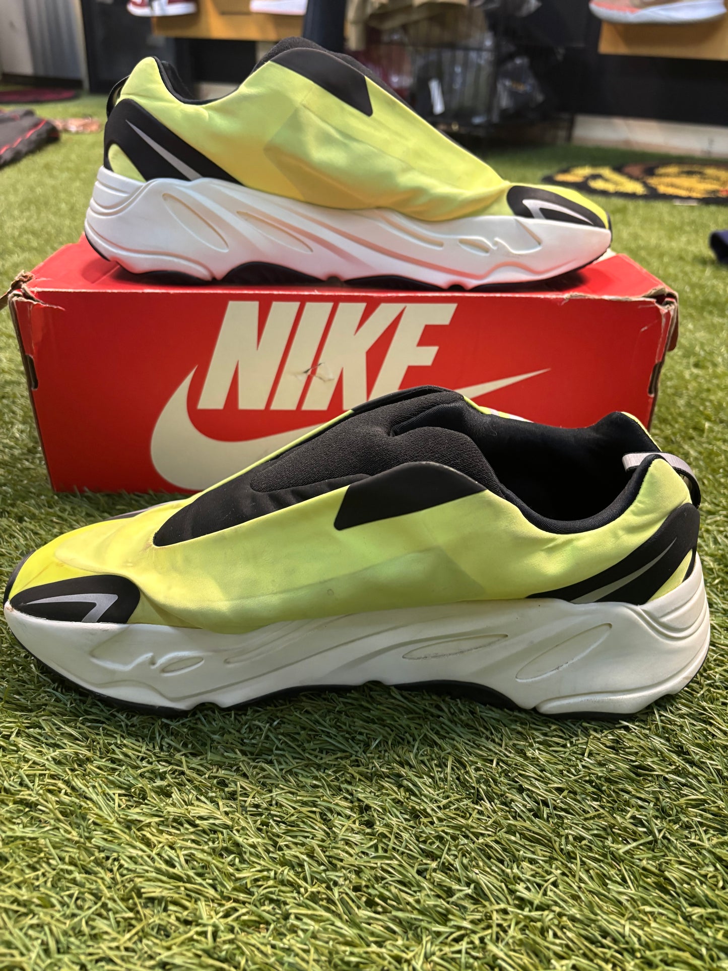 Adidas Yeezy boost 700 MNVN Laceless phosphor size 11