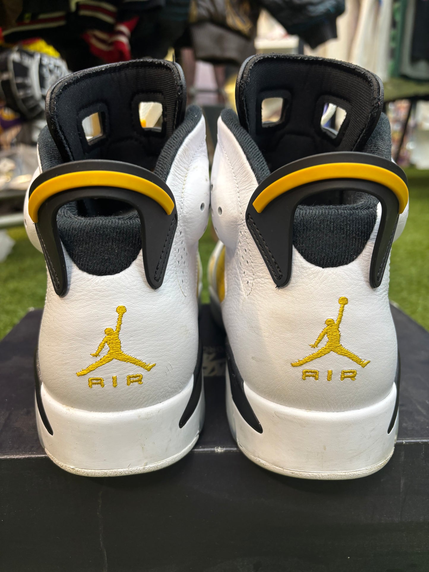 Jordan retro 6 “yellow ochre” size 10.5