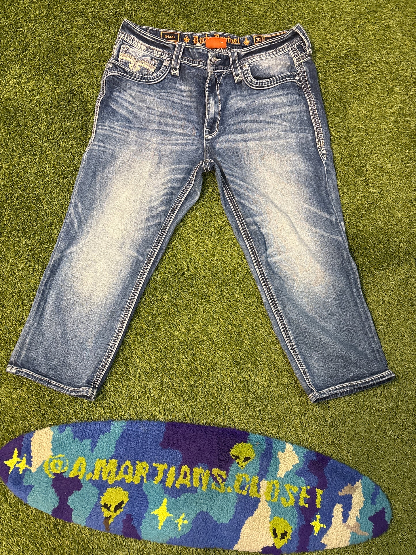Woman’s Y2K rock revival cropped jeans