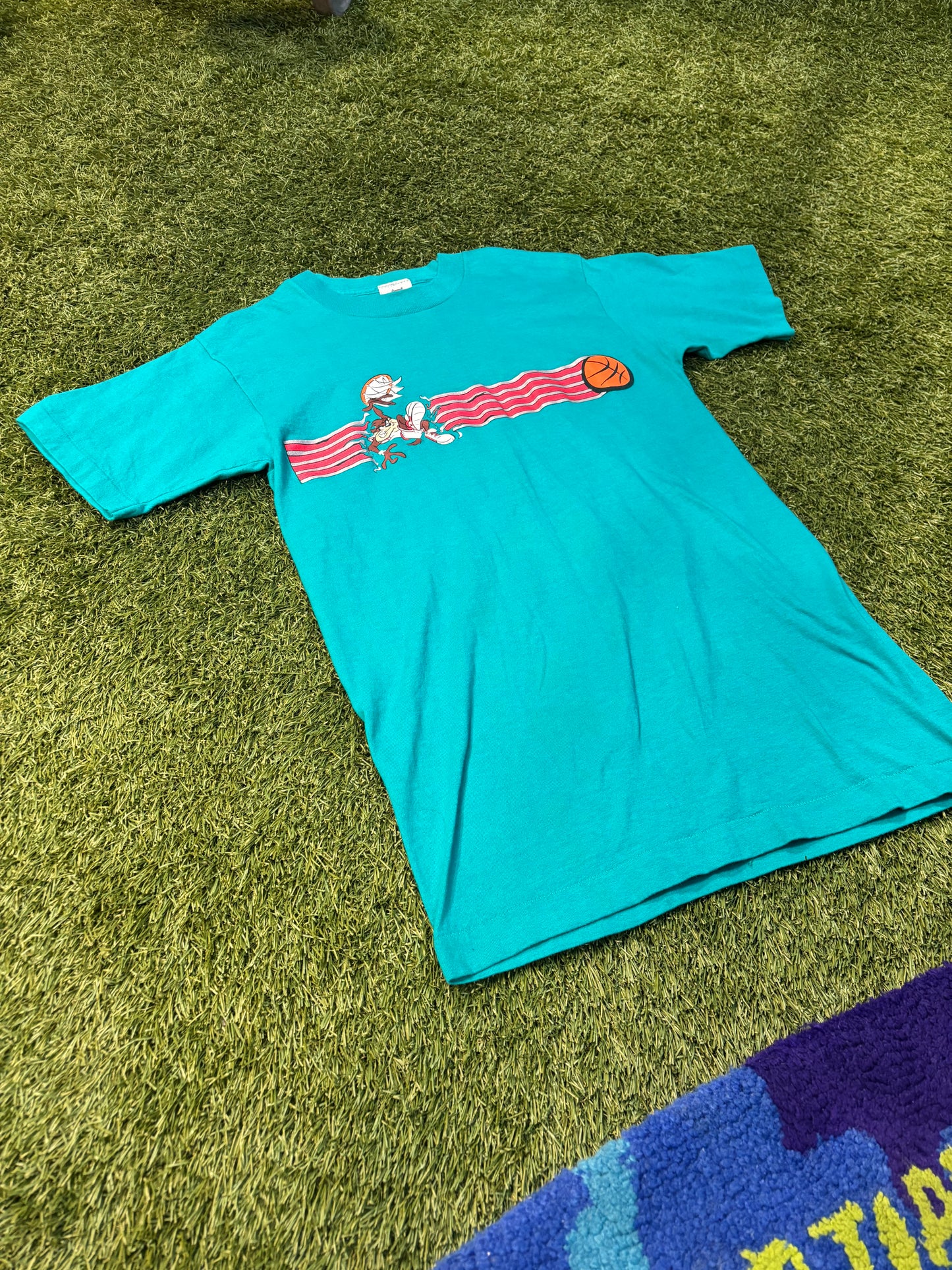 Vintage 1998 Looney Tunes Tasmanian Devil Basketball Tee