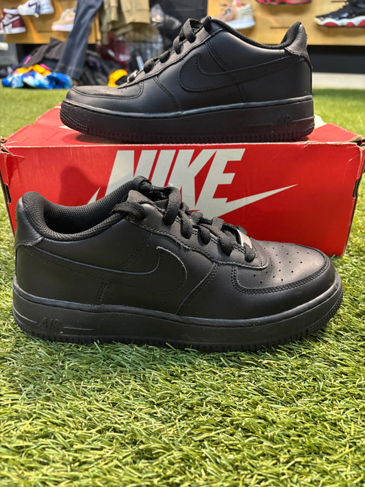 Nike black Air Force one size 6.5y