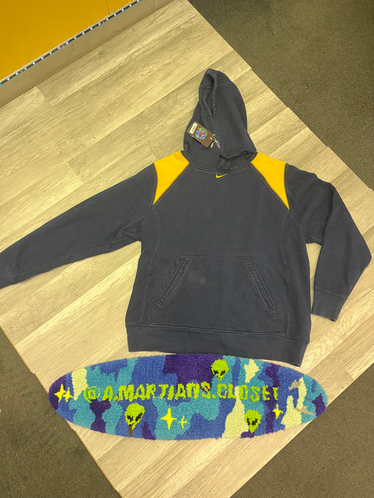 Vintage 2000s Nike Hoodie (Michigan Colors)