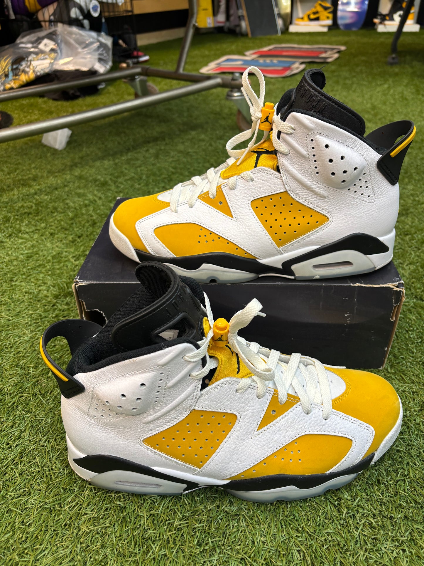 Jordan retro 6 “yellow ochre” size 10.5