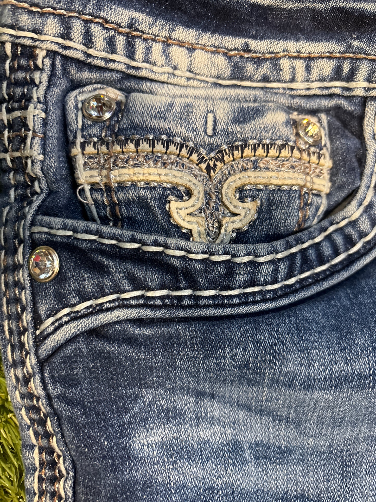 Woman’s Y2K rock revival cropped jeans