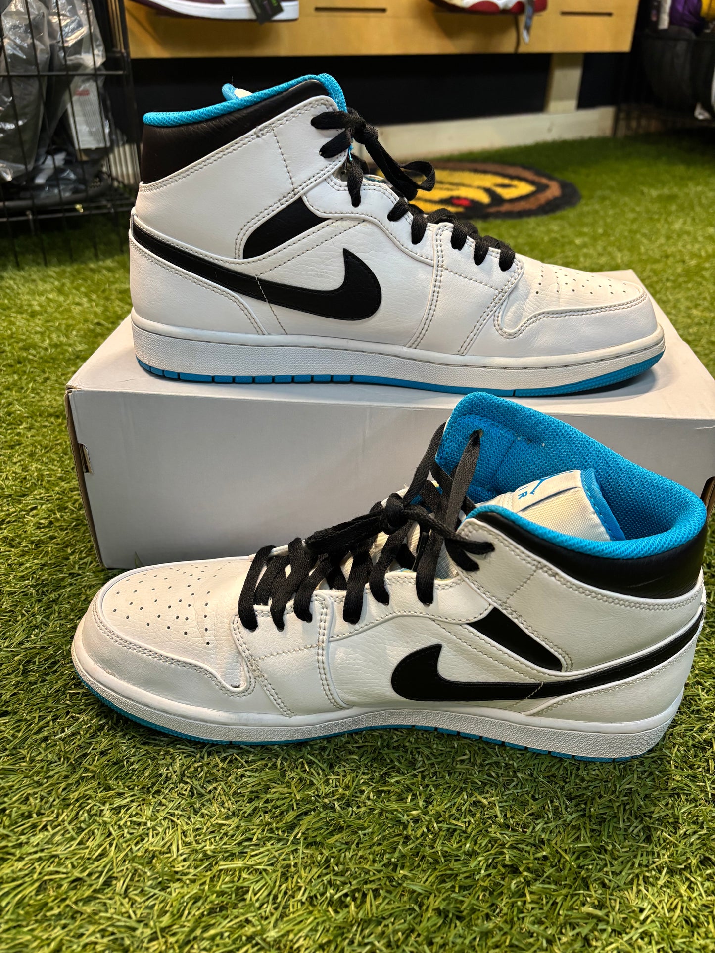 Jordan 1 mid “laser blue”